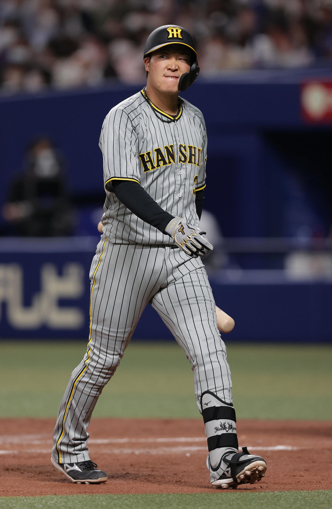 中日対阪神　5回表阪神無死、空振り三振に倒れ、悔しそうな表情でベンチへ戻る大山（撮影・前田充）