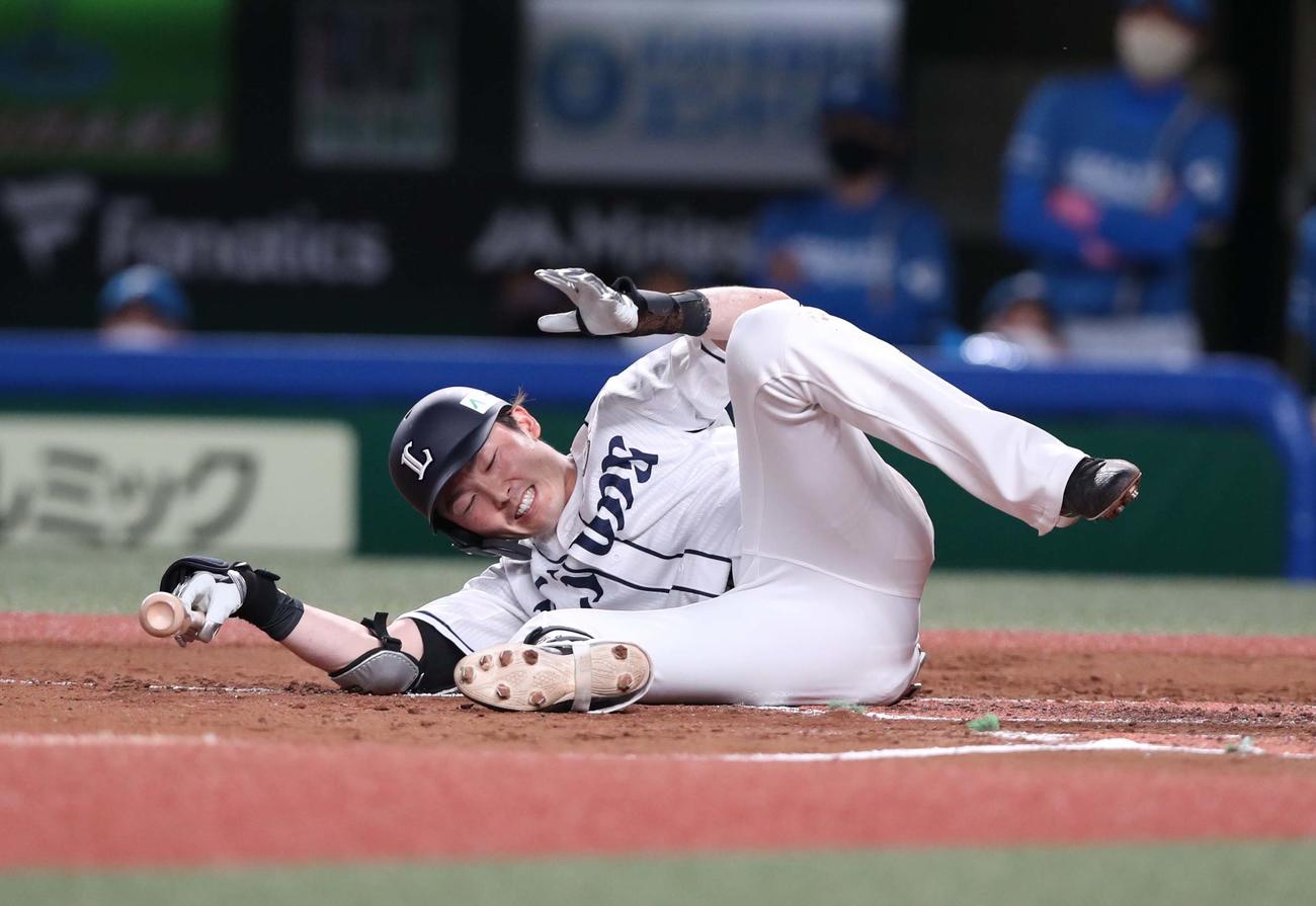 6日、日本ハム戦の3回裏、自打球を足に当て倒れる源田