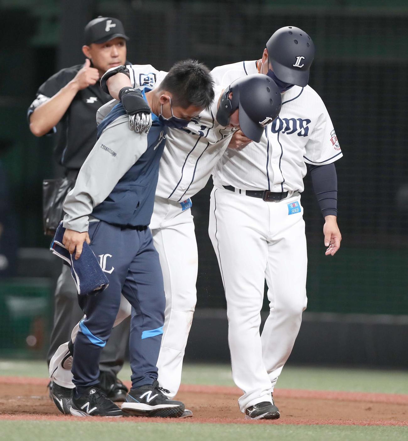 6日、日本ハム戦の3回裏、自打球を足に当てベンチに戻る源田壮亮