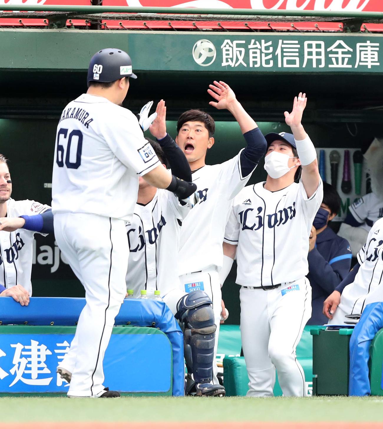 西武対日本ハム　4回裏、本塁打を放った中村を出迎える内海（中央）（撮影・黒川智章）