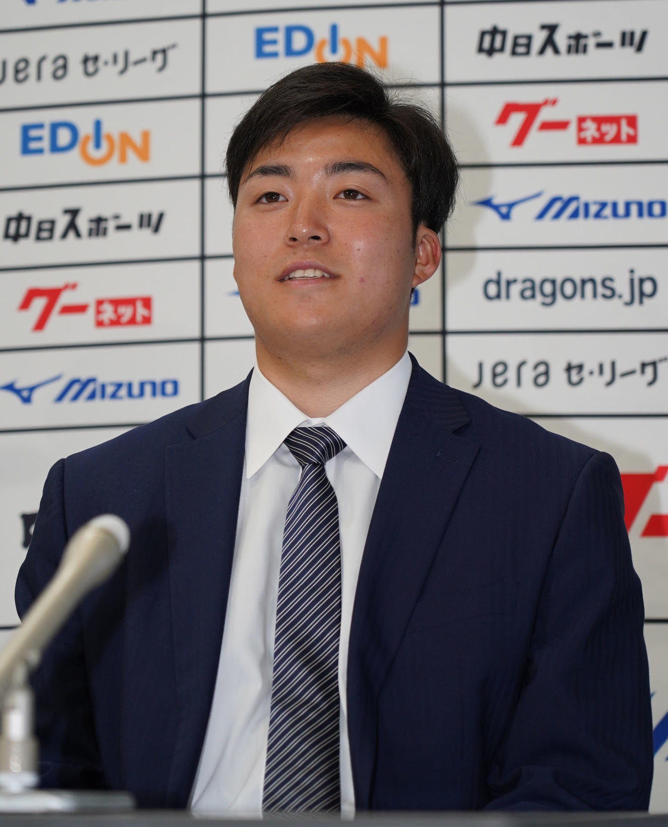 中日対阪神　試合前、育成契約から支配下登録され会見を行う上田（撮影・森本幸一）