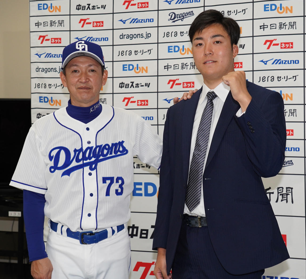 中日対阪神　試合前、育成契約から支配下登録され会見を行い立浪監督とポーズを決める上田（右）（撮影・森本幸一）