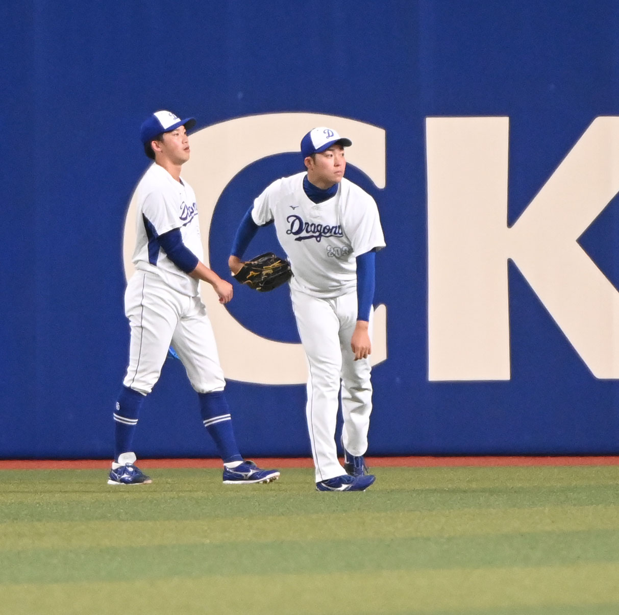 中日対阪神　試合前、キャッチボールをする上田（右）左は岡野（撮影・森本幸一）
