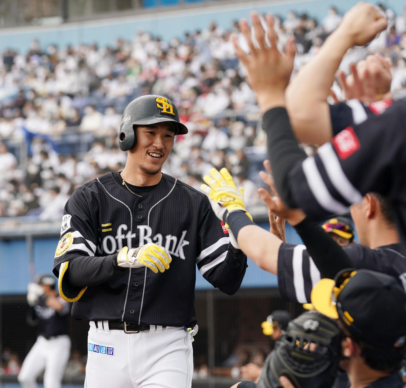 ロッテ対ソフトバンク　1回表ソフトバンク無死、右中間へ本塁打を放ちタッチを交わす三森（撮影・横山健太）