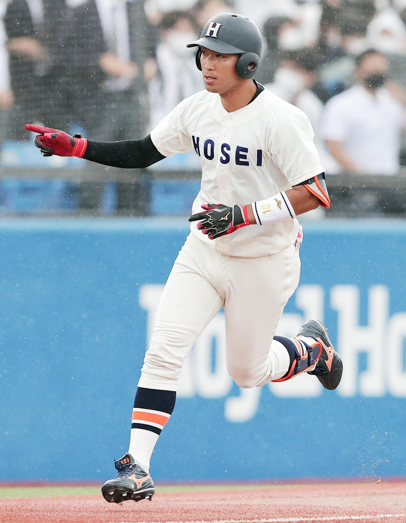 法大対明大　6回表法大2死、左越え本塁打を放ち三塁を回る斎藤大（撮影・野上伸悟）