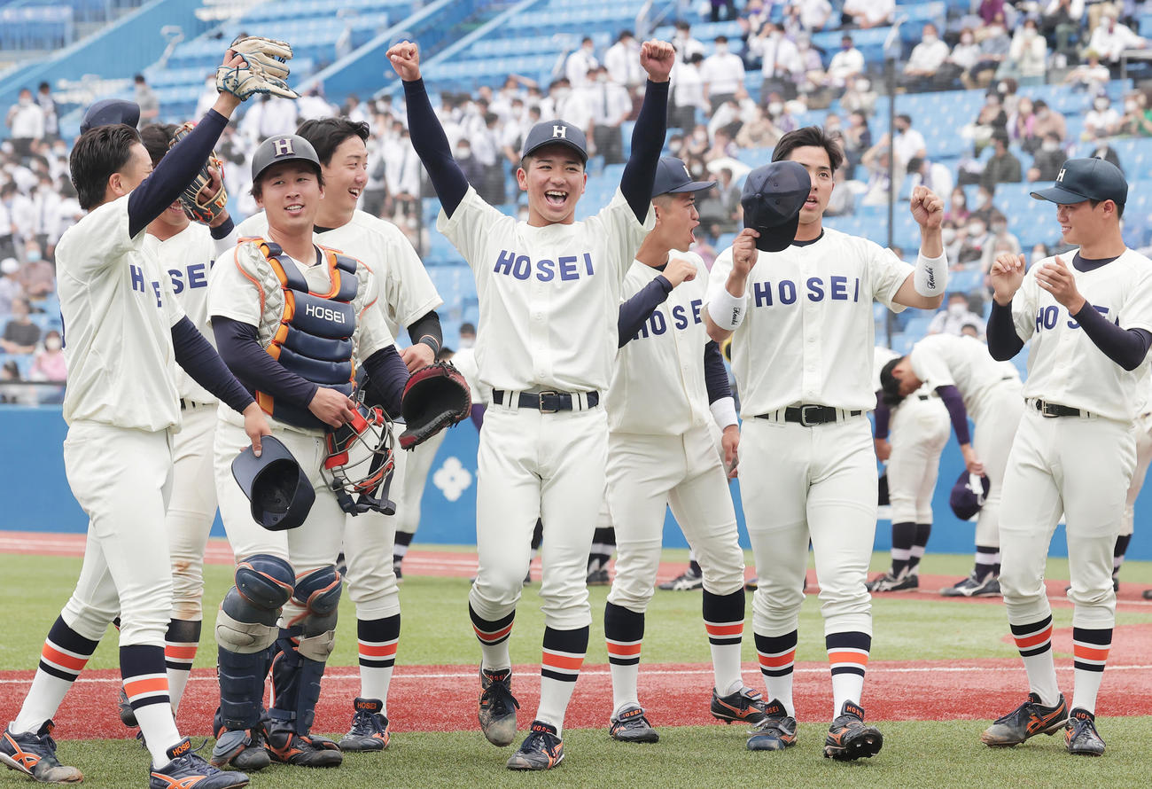 法大対明大　勝利を喜ぶ篠木（中央）ら法大の選手たち（撮影・野上伸悟）