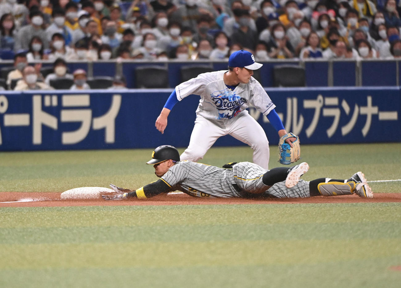 中日対阪神　2回表阪神無死、左中間へ三塁打を放った佐藤輝明（撮影・森本幸一）