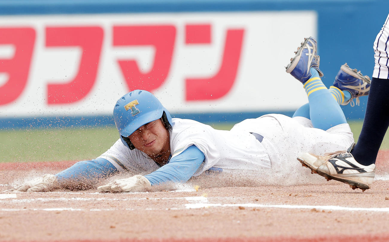 東大対立大　1回表東大無死二、三塁、暴投で生還する阿久津（撮影・野上伸悟）