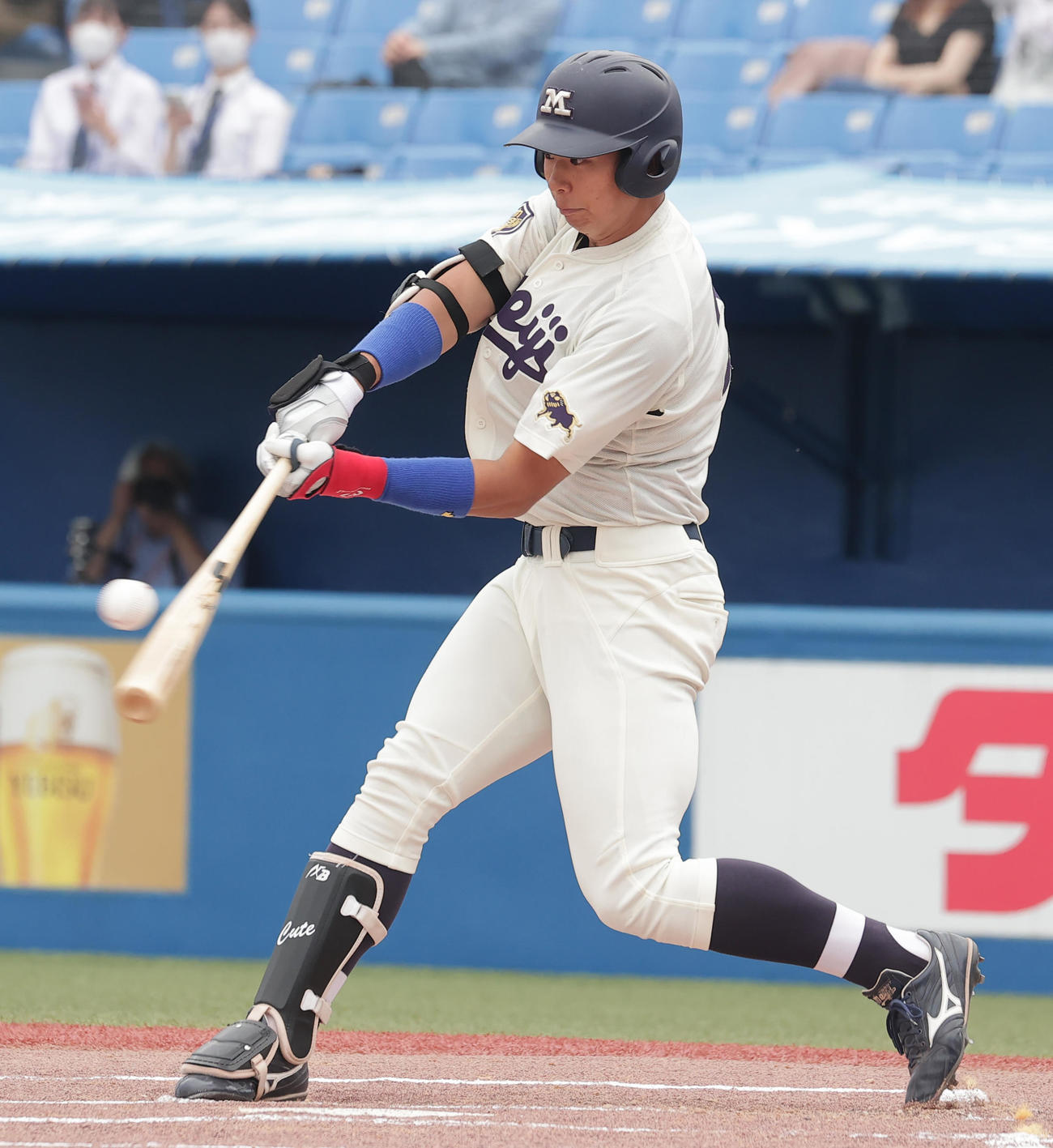 法大対明大　1回裏明大1死三塁、先制の右犠飛を放つ上田希由翔（撮影・野上伸悟）