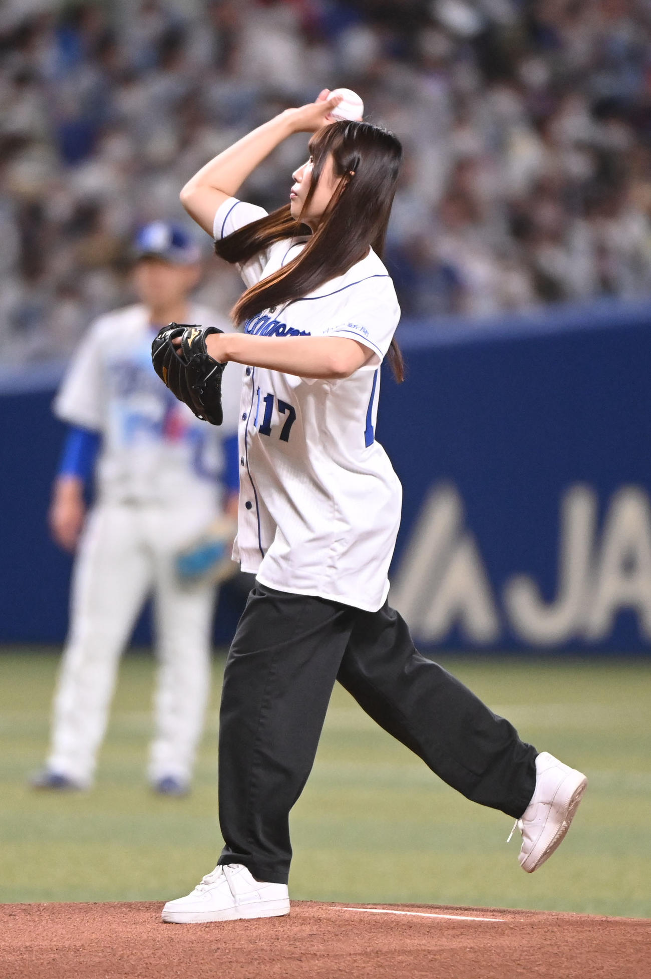 中日対阪神　試合前、始球式を行った村瀬心椛（撮影・森本幸一）