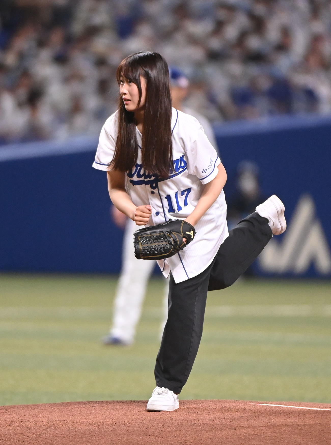 中日対阪神　試合前、始球式を行った村瀬心椛（撮影・森本幸一）