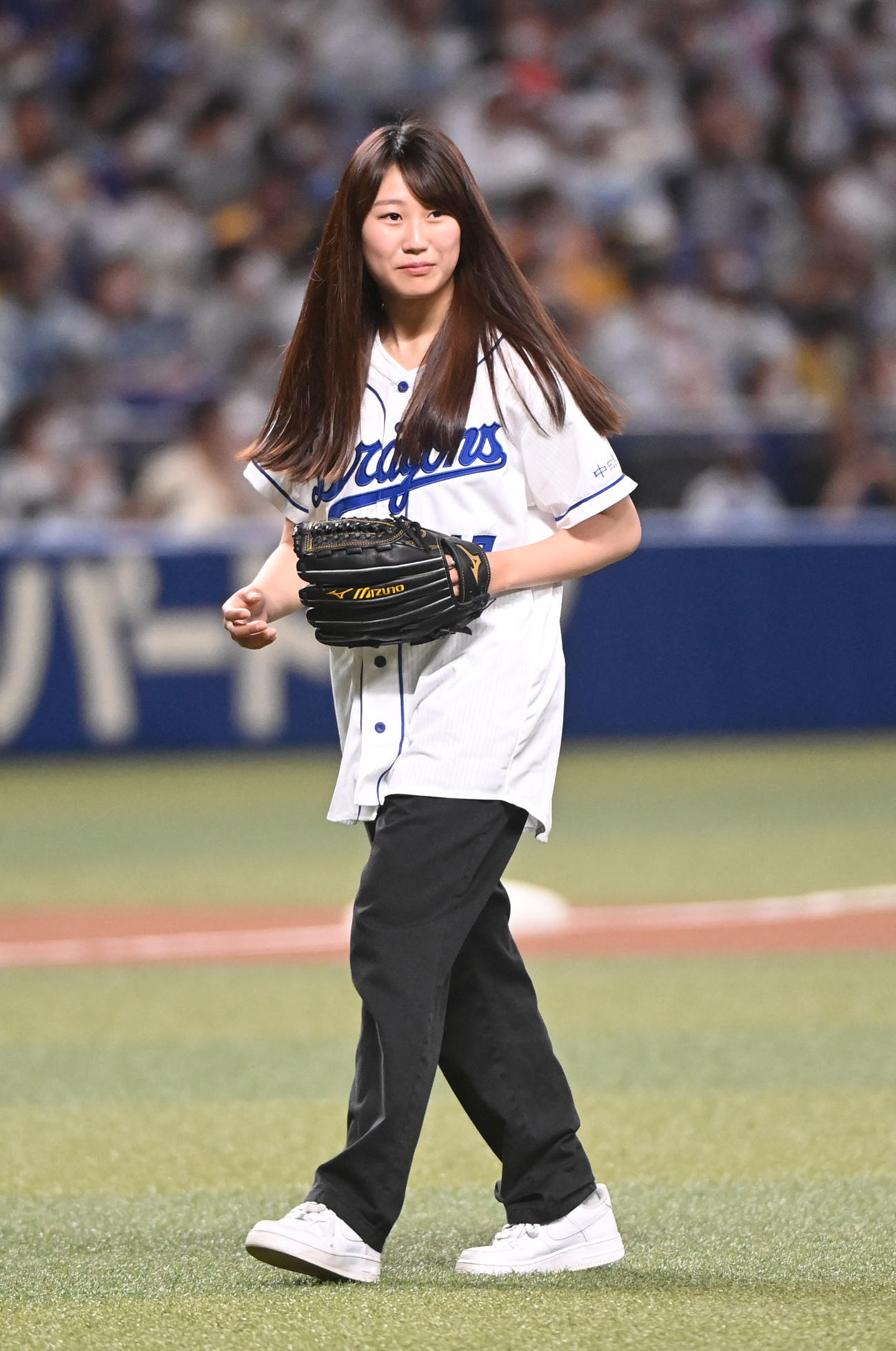 中日対阪神　試合前、始球式を行った村瀬心椛（撮影・森本幸一）