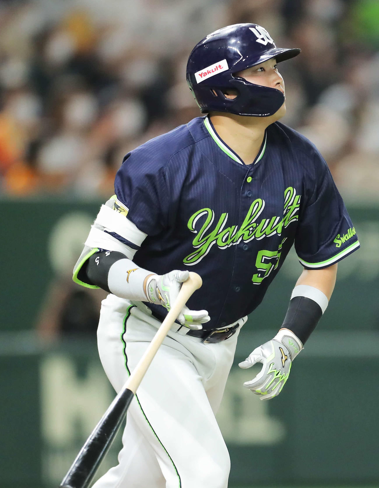 巨人対ヤクルト　3回表ヤクルト無死満塁、右越え満塁本塁打を放つ村上（撮影・河田真司）