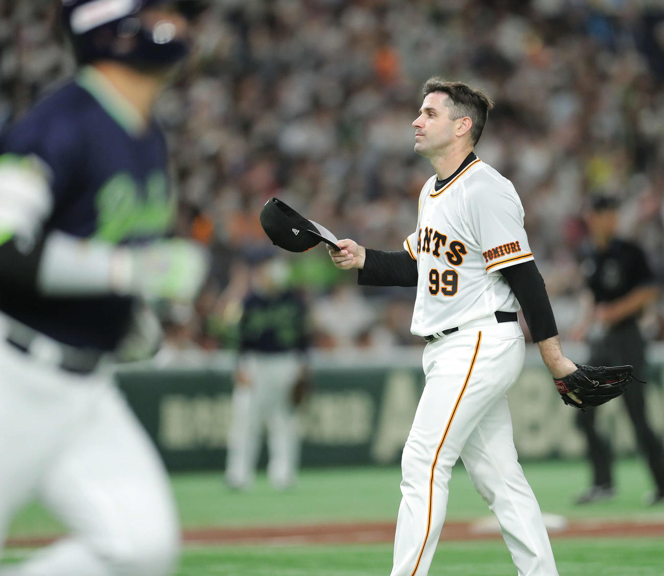 巨人対ヤクルト　3回表ヤクルト無死満塁、村上（手前）に右越え満塁本塁打を浴び、脱帽するシューメーカー（撮影・河田真司）