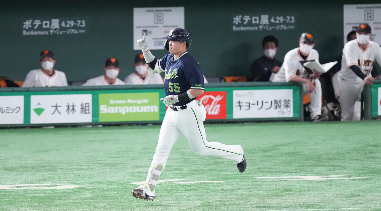 巨人対ヤクルト　3回表ヤクルト無死満塁、右越え満塁本塁打を放った村上は人さし指を突き上げる（撮影・鈴木みどり）
