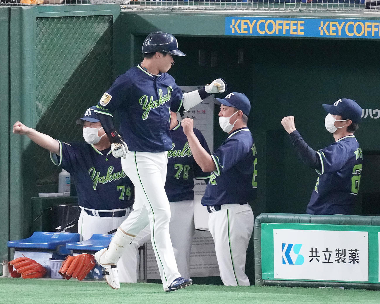 巨人対ヤクルト　1回表ヤクルト1死一塁、先制の左越え2点本塁打を放った山田（手前）を迎える高津監督（右）（撮影・鈴木みどり）