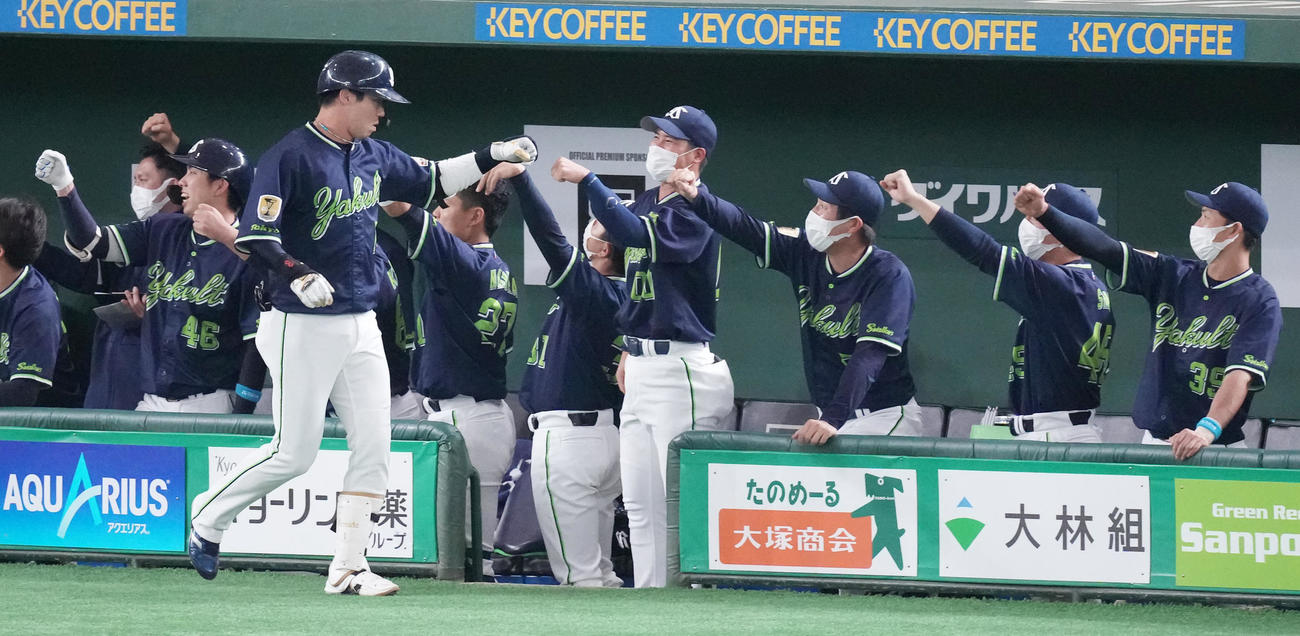 巨人対ヤクルト　1回表ヤクルト1死一塁、先制の左越え2点本塁打を放った山田（左手前）はナインと笑顔でタッチを交わす（撮影・鈴木みどり）