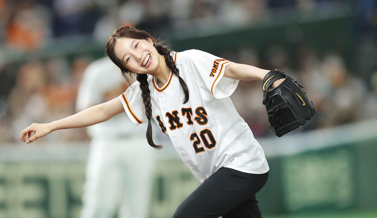巨人対ヤクルト　試合開始前、始球式で投球し、笑顔を見せる本田（撮影・河田真司）