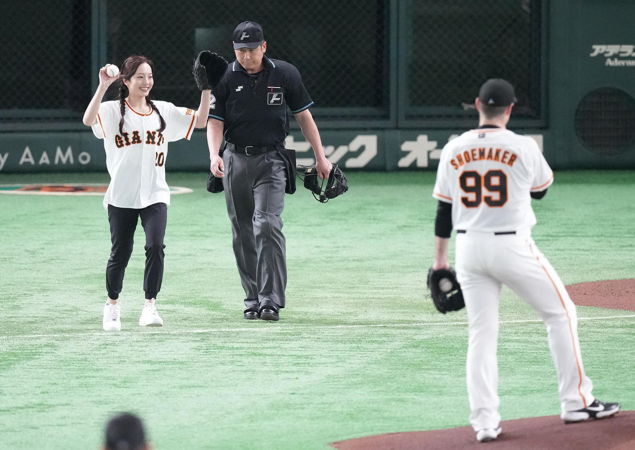 巨人対ヤクルト　始球式を前に手を振る本田真凜（撮影・鈴木みどり）