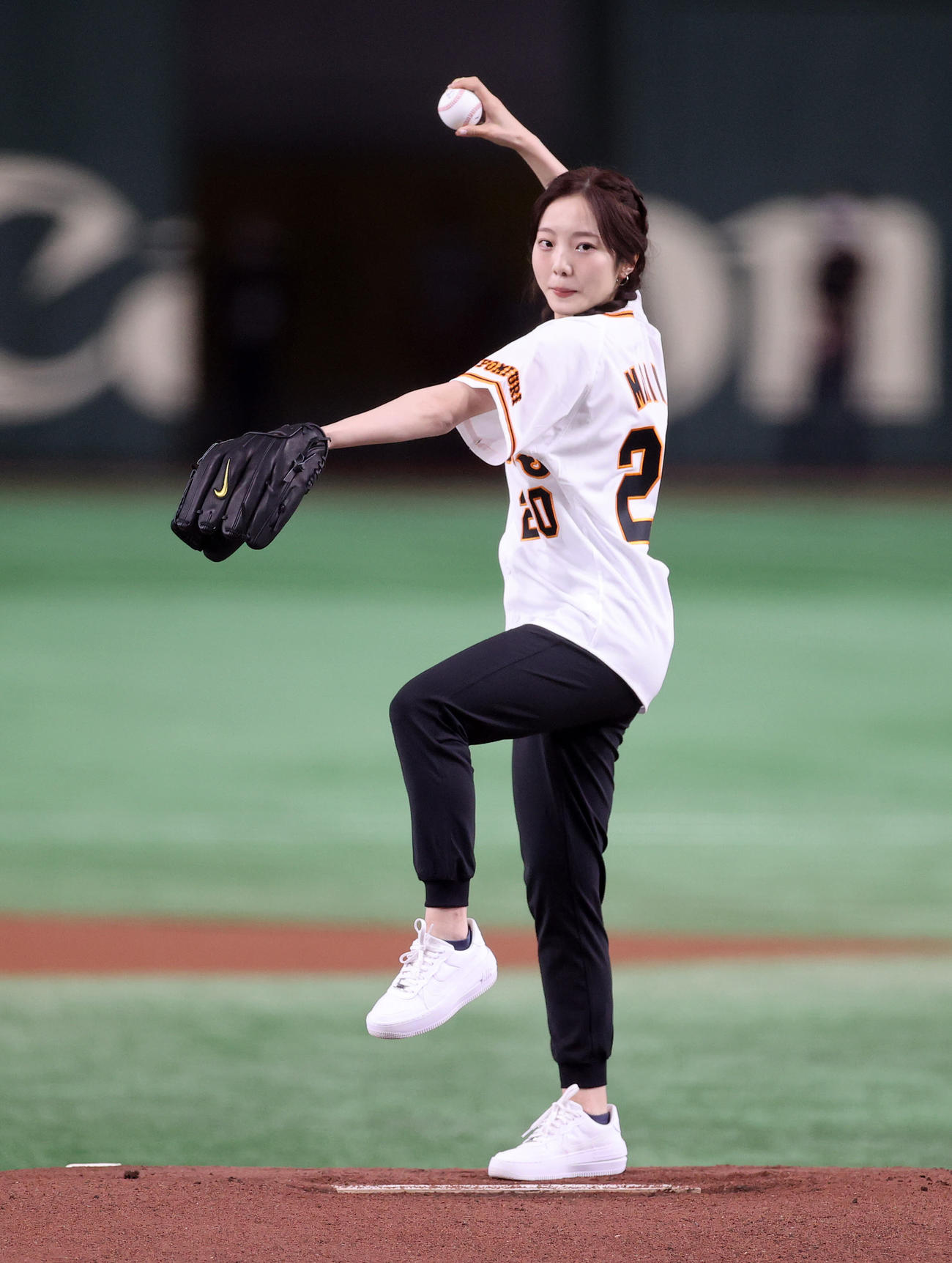 巨人対ヤクルト　始球式するフィギュアスケートの本田真凜（撮影・鈴木正人）