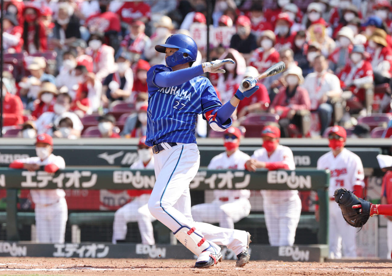 広島対DeNA 5回表DeNA2死二塁、上茶谷は先制左適時打を放つ（撮影・加藤孝規）