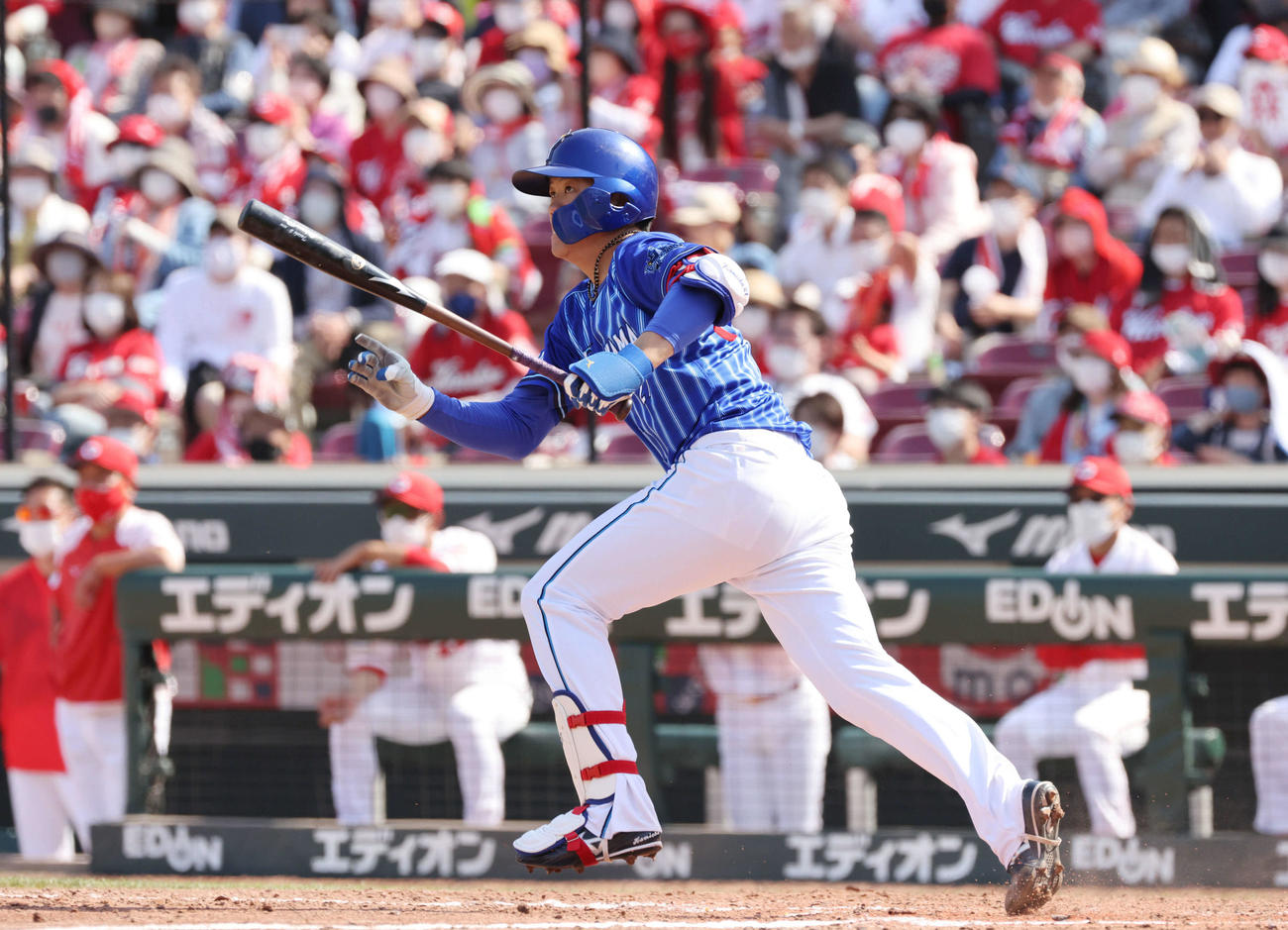 広島対DeNA 5回表DeNA2死二塁、上茶谷は先制左適時打を放つ（撮影・加藤孝規）