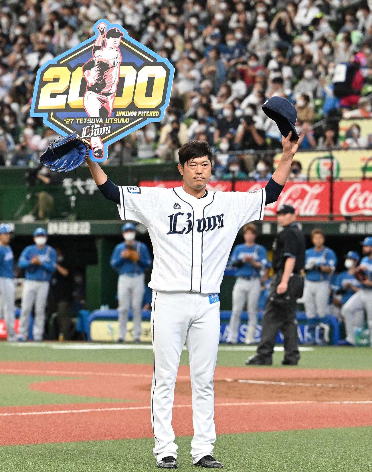 西武対日本ハム　5回表を投げ終え2000投球回を達成した西武内海は記念のパネルを手にする（撮影・滝沢徹郎）