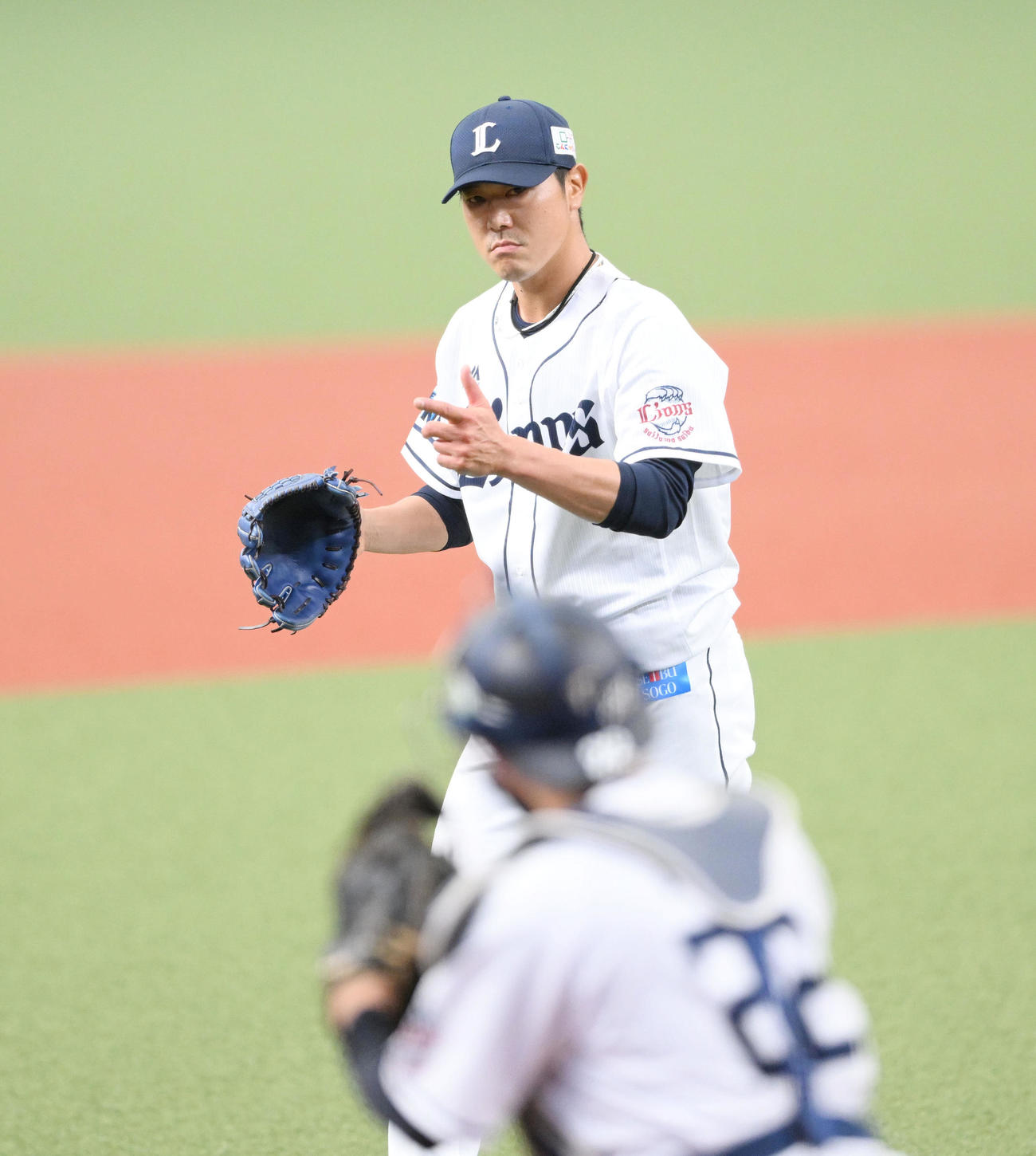 西武対日本ハム　3回表を投げ終えた西武先発の内海（奥）は捕手古賀を指さす（撮影・滝沢徹郎）