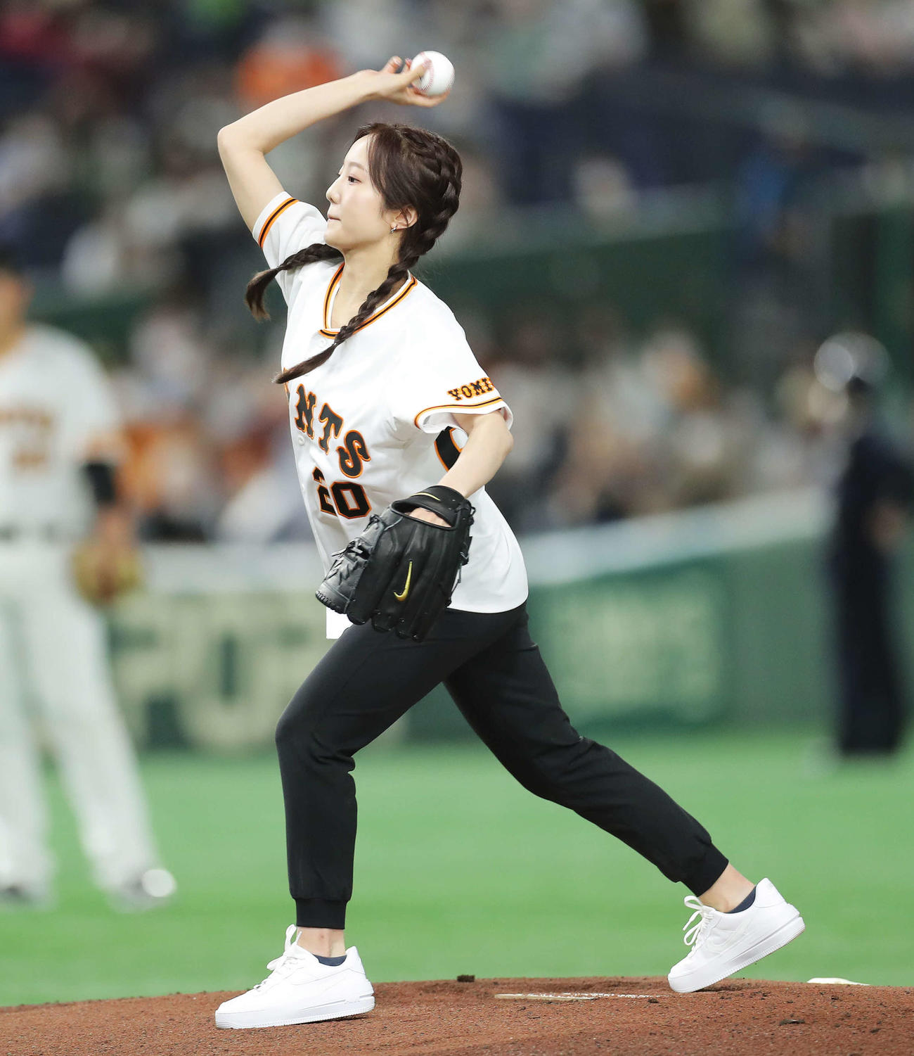 巨人対ヤクルト　試合開始前、始球式に臨む本田（撮影・河田真司）
