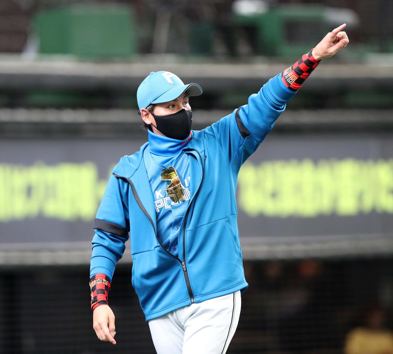 西武対日本ハム　3回裏、守備位置の交代を告げる新庄監督（撮影・黒川智章）