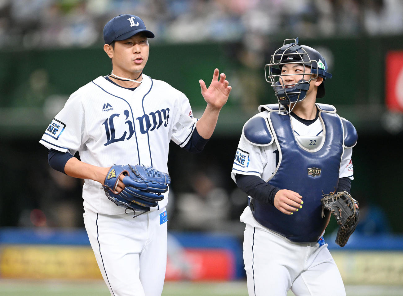 西武対日本ハム　2回を投げ終えた西武先発の内海（左）は捕手古賀と引き揚げる（撮影・滝沢徹郎）
