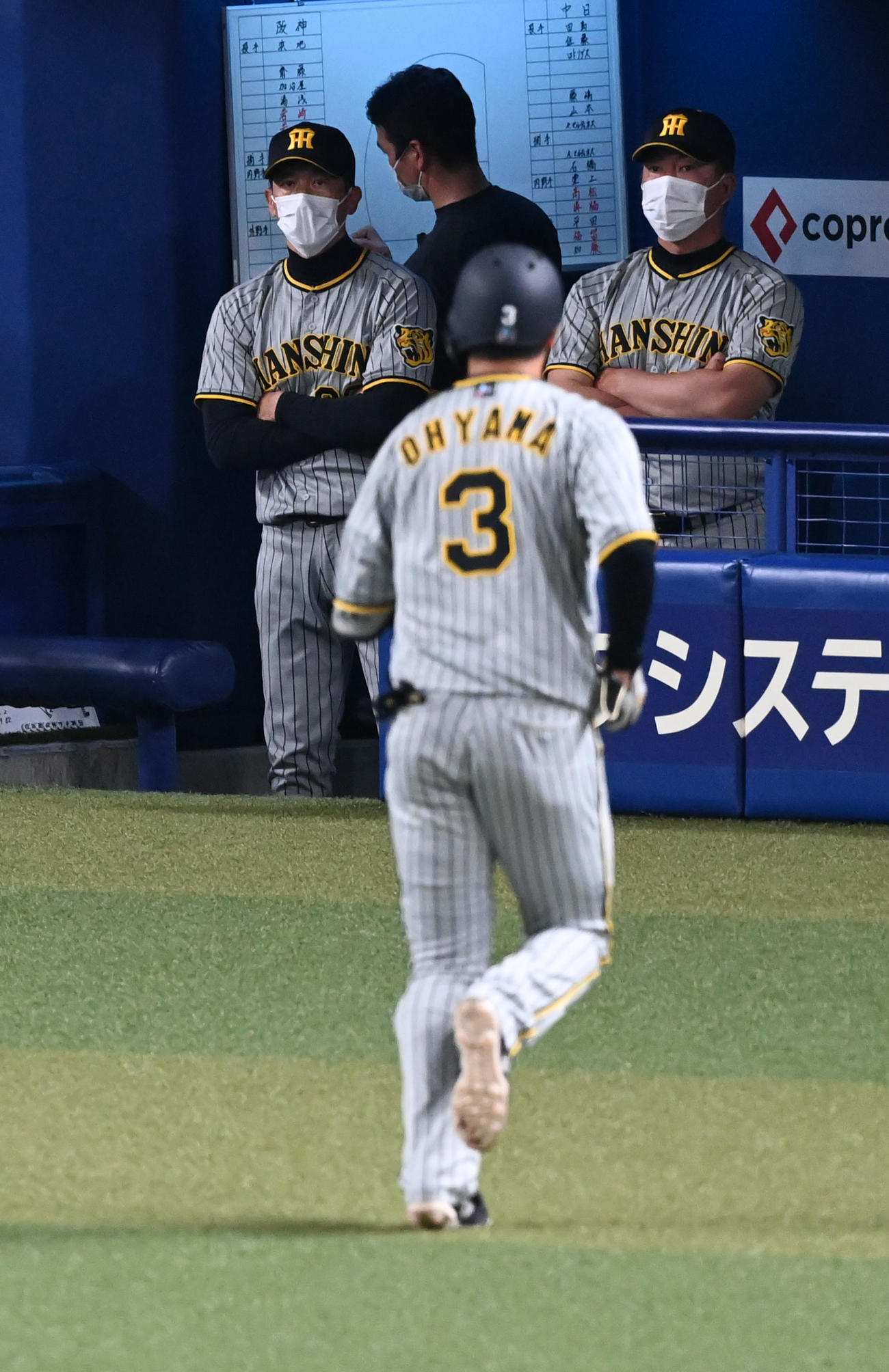 中日対阪神　7回、ベンチで厳しい表情を見せる矢野監督（左）。手前は左飛に倒れた大山（撮影・前岡正明）