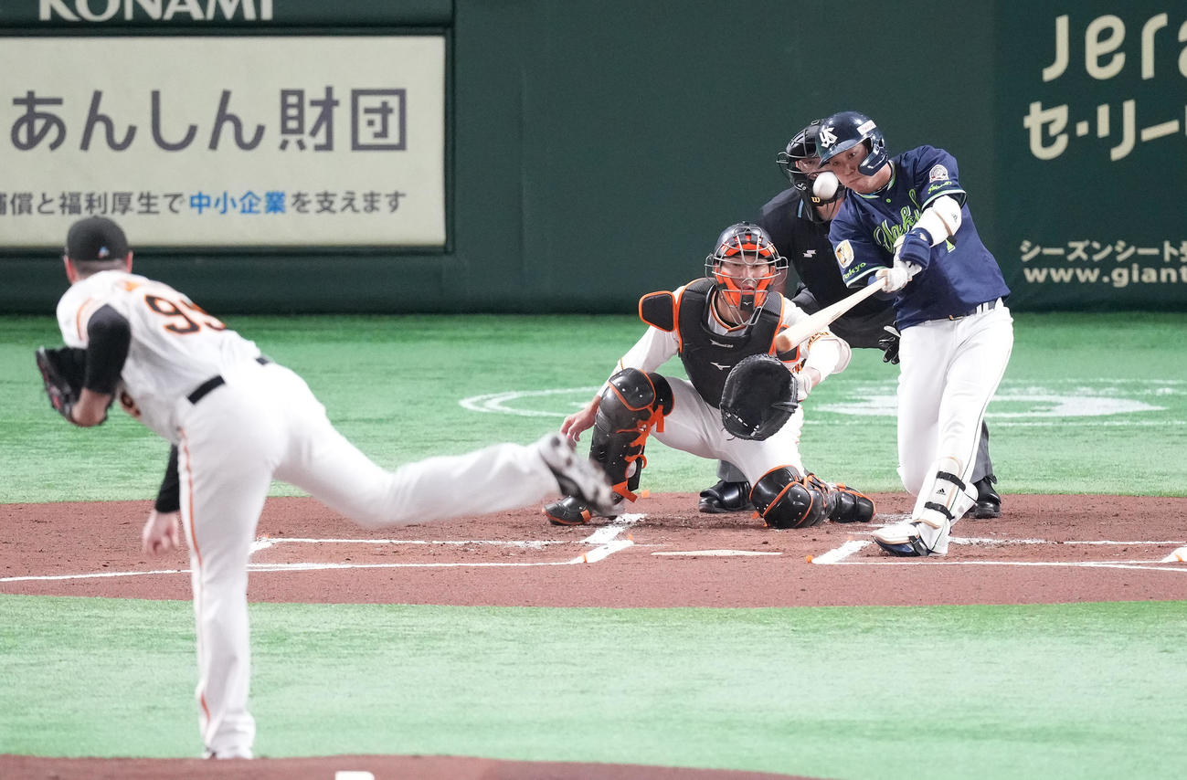 巨人対ヤクルト　1回表ヤクルト1死一塁、先制の左越え2点本塁打を放つ山田。投手シューメーカー（撮影・鈴木みどり）