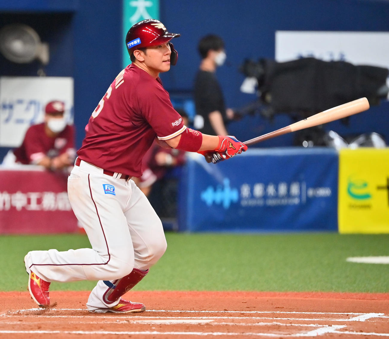 オリックス対楽天　6回表楽天2死一、三塁、右前適時打を放つ炭谷（撮影・和賀正仁）