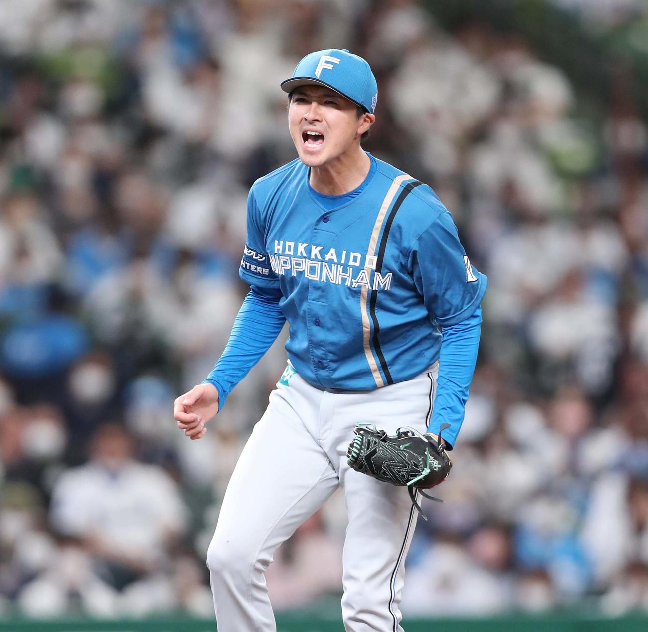 西武対日本ハム　6回裏西武2死、高木を三振にとり叫ぶ上沢（撮影・黒川智章）