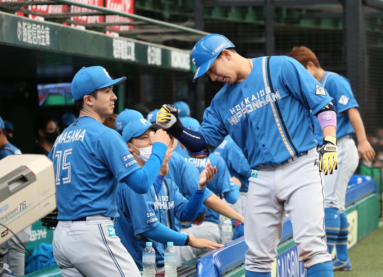 西武対日本ハム　5回表、本塁打を放った宇佐見を出迎える上沢（撮影・黒川智章）