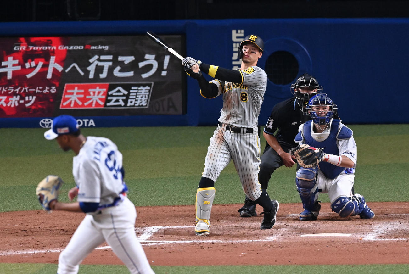 中日対阪神　9回表阪神1死、佐藤輝は空振りの三振に倒れる。投手R・マルティネス（撮影・前岡正明）