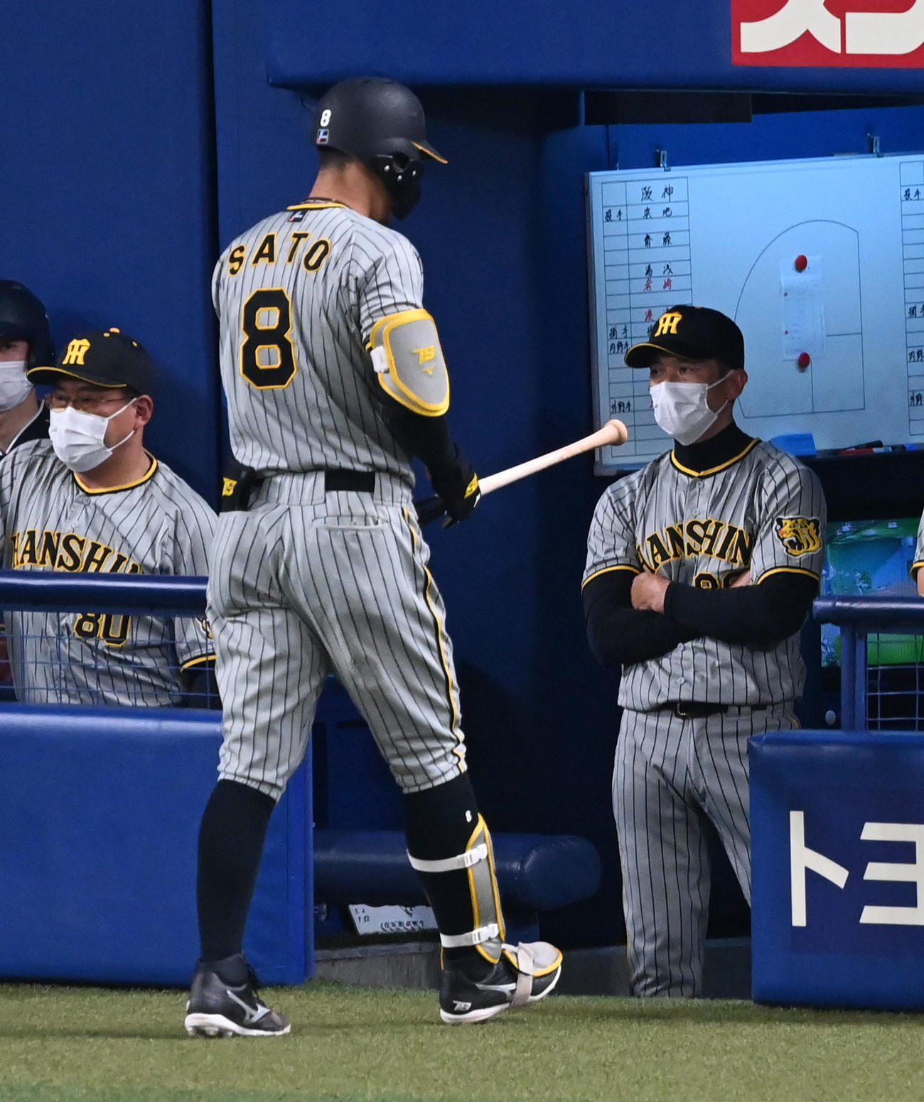 中日対阪神　9回表阪神1死、佐藤輝（左）が空振りの三振に倒れ厳しい表情を見せる矢野監督（撮影・前岡正明）