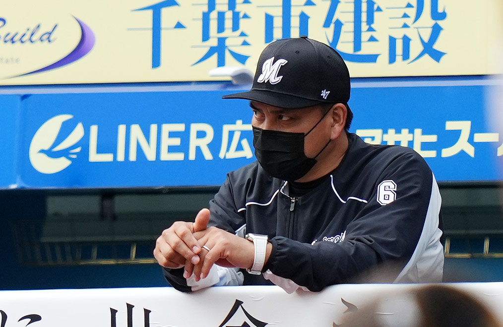 ロッテ対ソフトバンク　厳しい表情で試合を見つめるロッテ井口監督（撮影・横山健太）