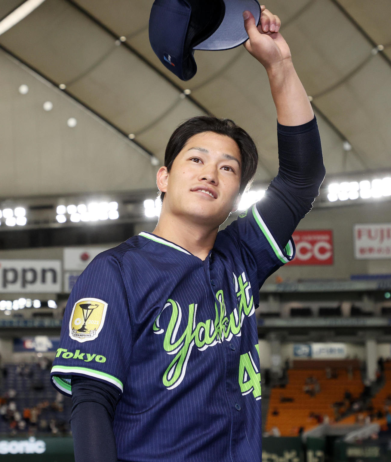 巨人対ヤクルト　勝利しファン手を振るヤクルト高橋（撮影・鈴木正人）
