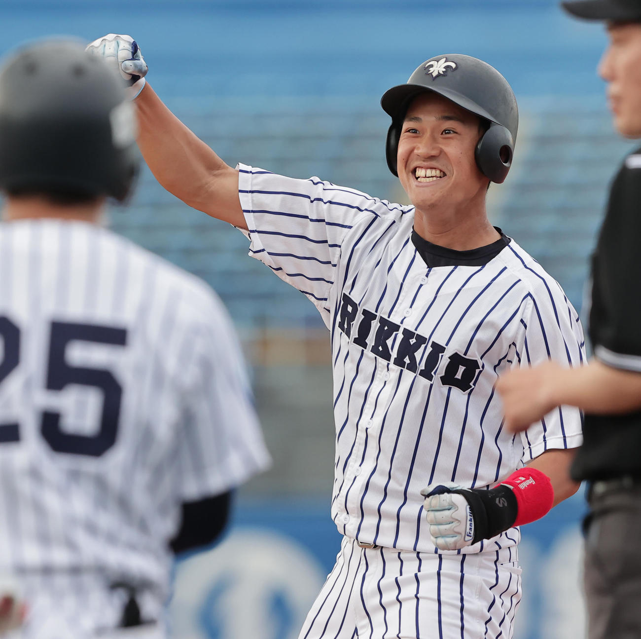 東大対立大　8回裏立大2死満塁、代打で中前2点適時打を放ちガッツポーズで喜ぶ柴田颯（撮影・野上伸悟）