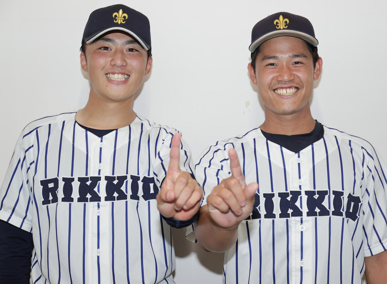 東大対立大　リーグ戦初勝利の立大・沖（左）と今季初安打が決勝打となった柴田颯は、笑顔で1ポーズ（撮影・野上伸悟）