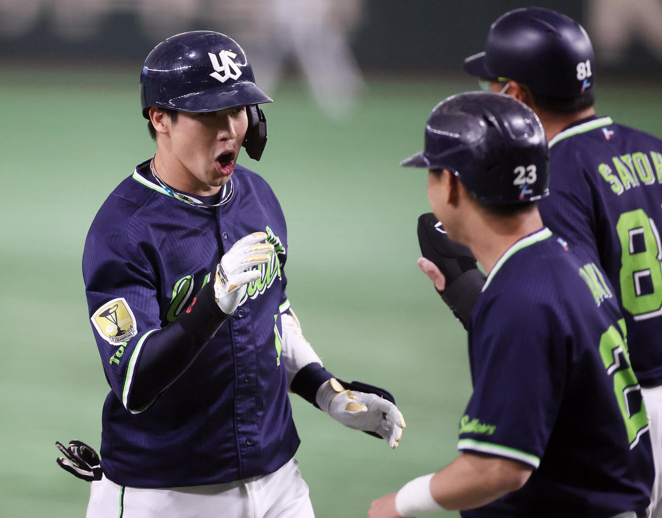巨人対ヤクルト　1回表ヤクルト1死一塁、山田（左）は左越え2点本塁打を放ち青木（手前右）と喜ぶ（撮影・鈴木正人）