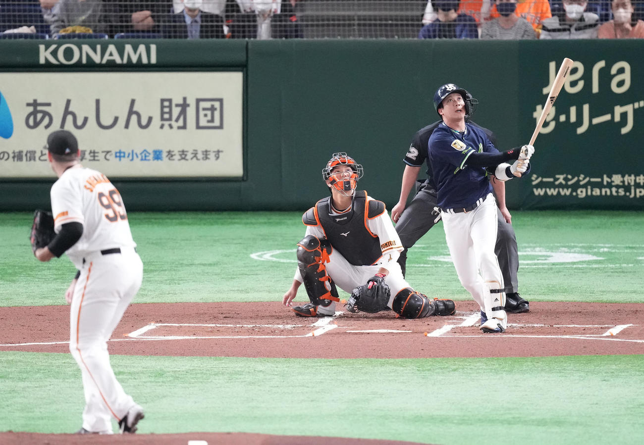 巨人対ヤクルト　1回表ヤクルト1死一塁、先制の左越え2点本塁打を放つ山田。投手シューメーカー（撮影・鈴木みどり）