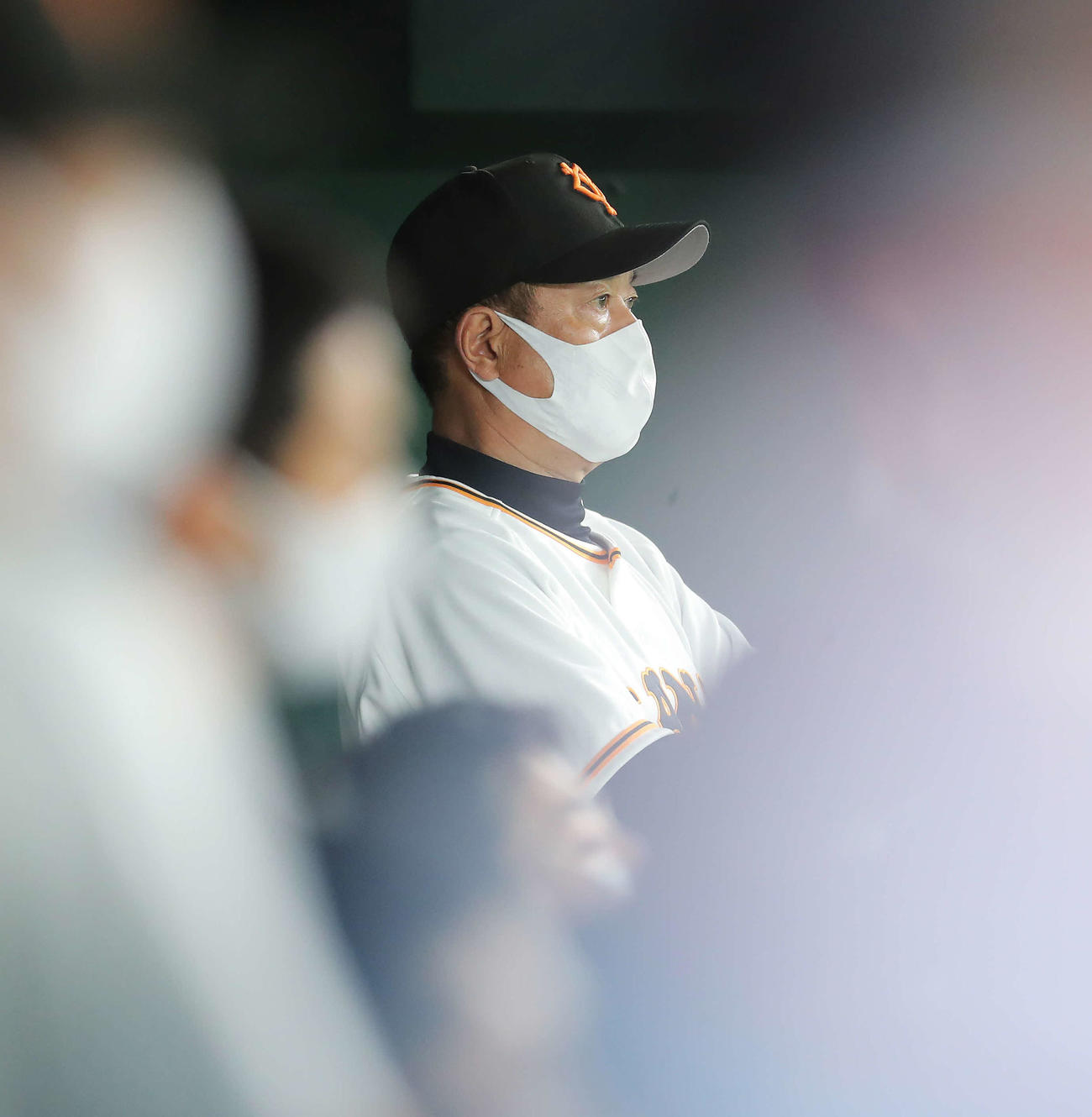 巨人対ヤクルト　9回表を終え、浮かない表情の原監督（撮影・河田真司）
