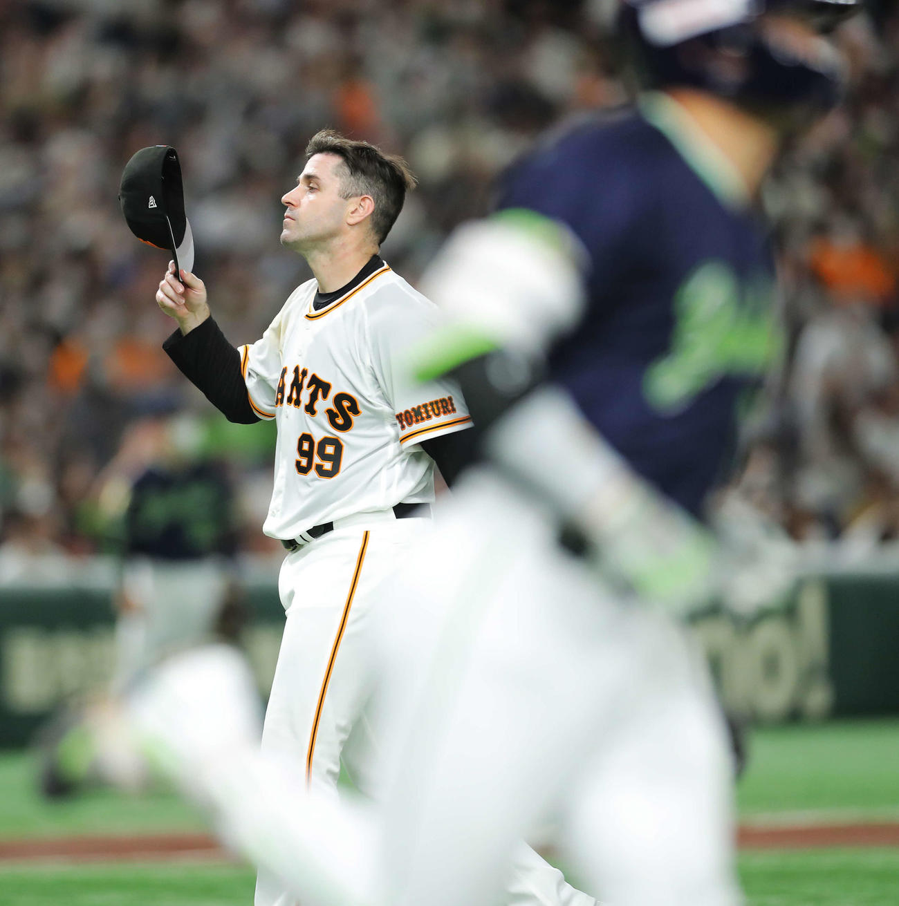 巨人対ヤクルト　3回表ヤクルト無死満塁、村上（手前）に右越え満塁本塁打を浴び、脱帽するシューメーカー（撮影・河田真司）