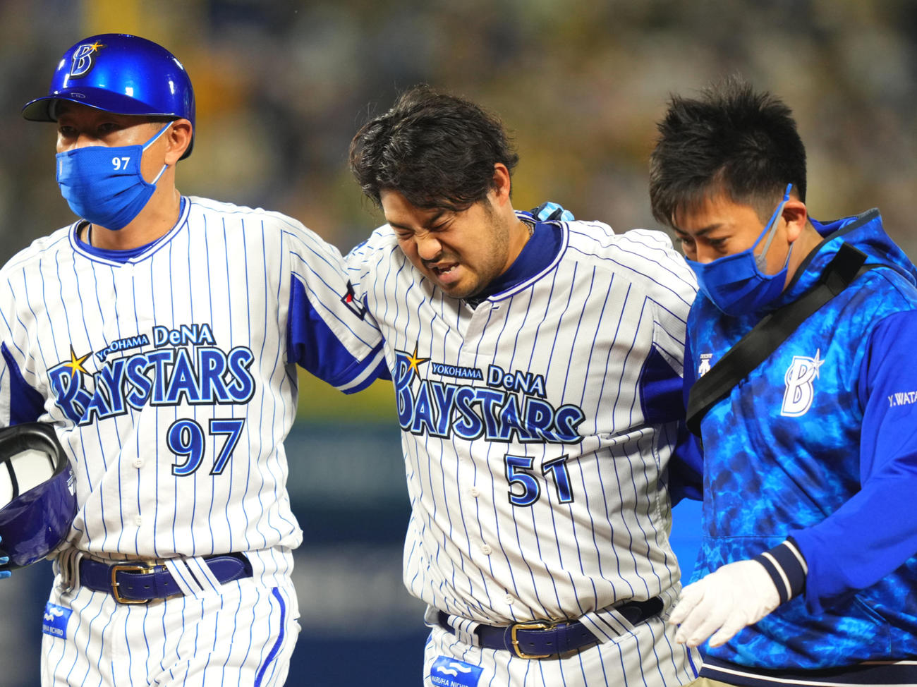 4月19日、阪神戦の8回裏途中に負傷交代するDeNA宮崎敏郎（中央）