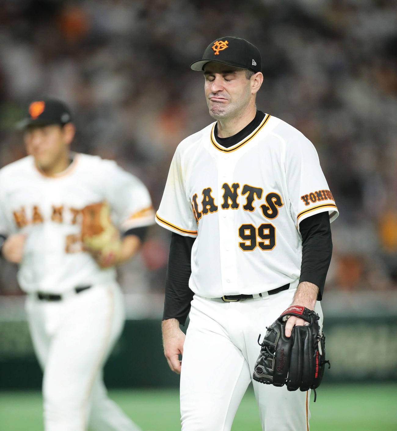 巨人対ヤクルト　3回表を抑え、険しい表情でベンチに戻るシューメーカー（撮影・河田真司）