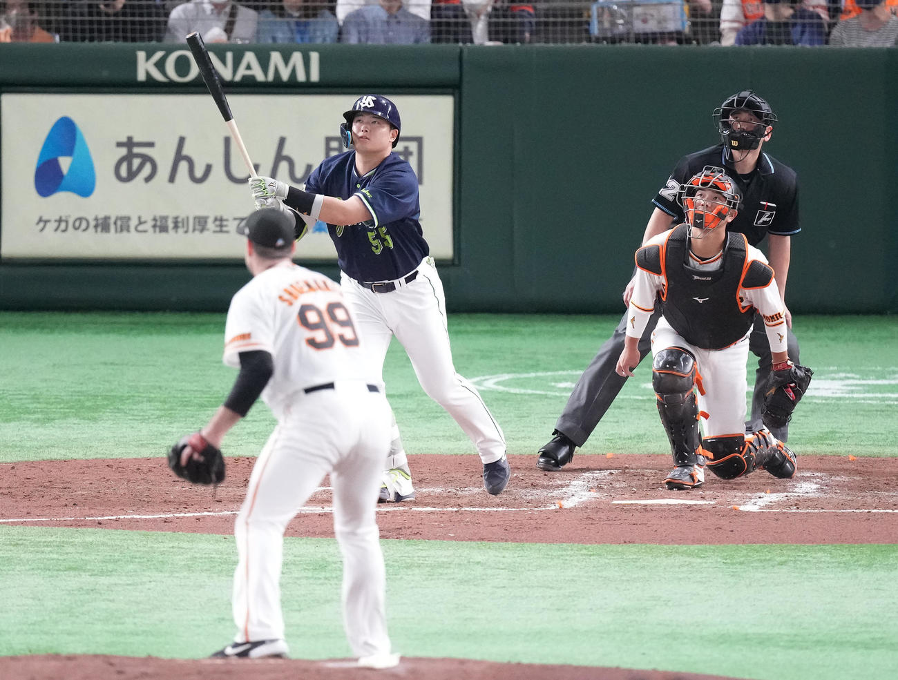 巨人対ヤクルト　3回表ヤクルト無死満塁、右越え満塁本塁打を放つ村上。投手シューメーカー（撮影・鈴木みどり）