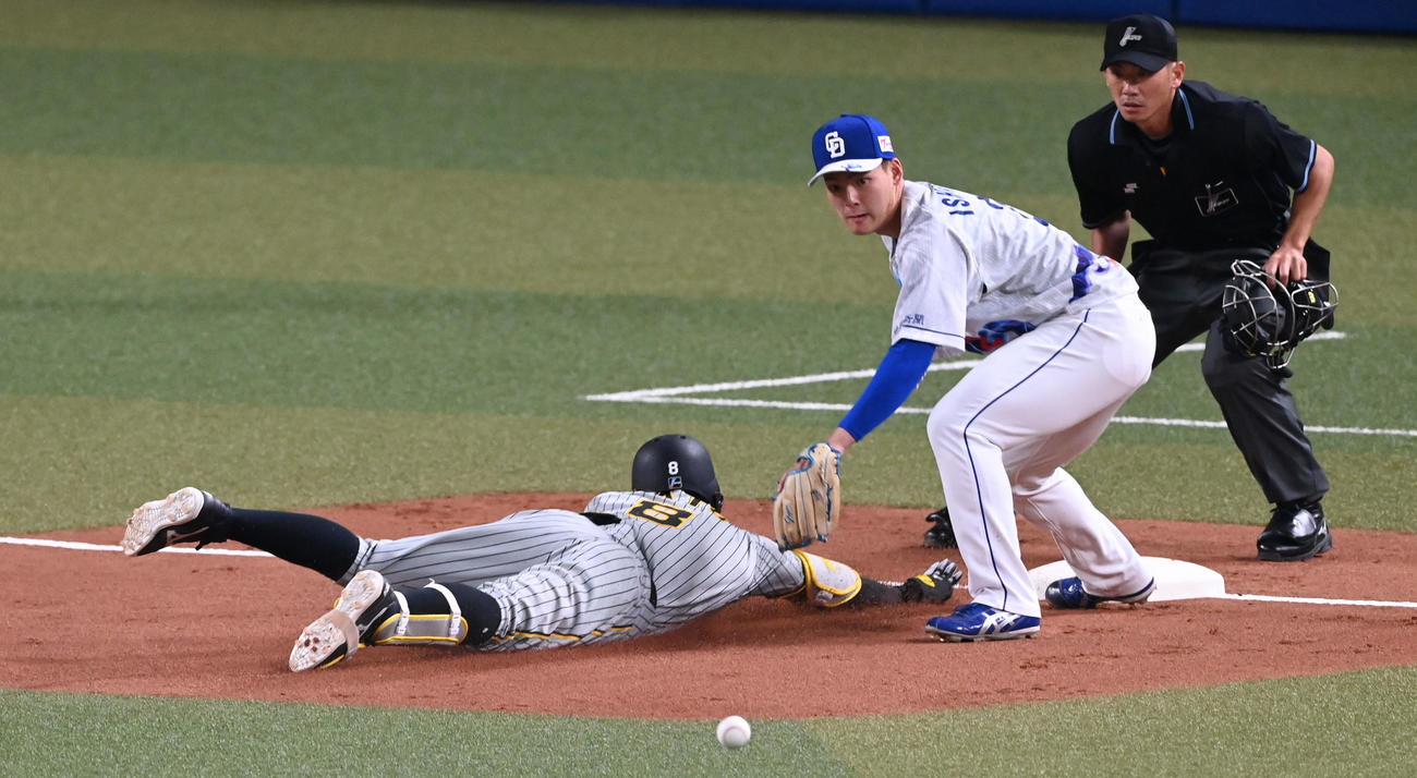 	
中日対阪神　2回表阪神無死、佐藤輝は中三塁打を放ちヘッドスライディング。野手石川昂（撮影・前岡正明）
